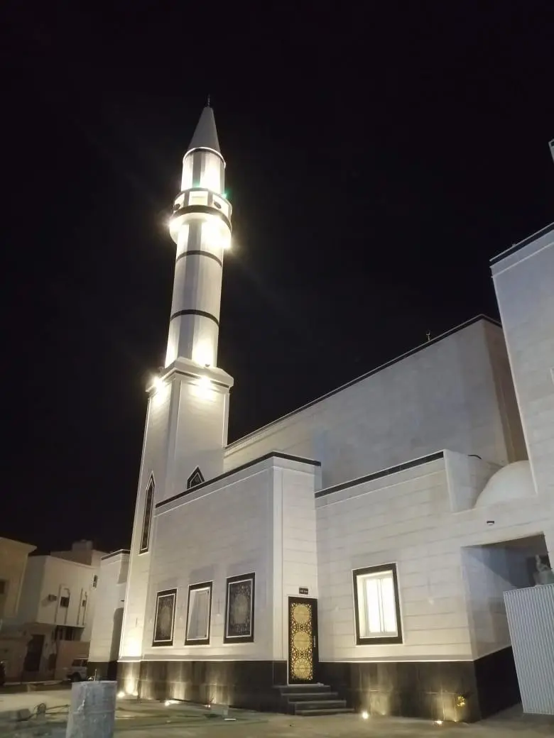 مسجد بإضاءة ليلية